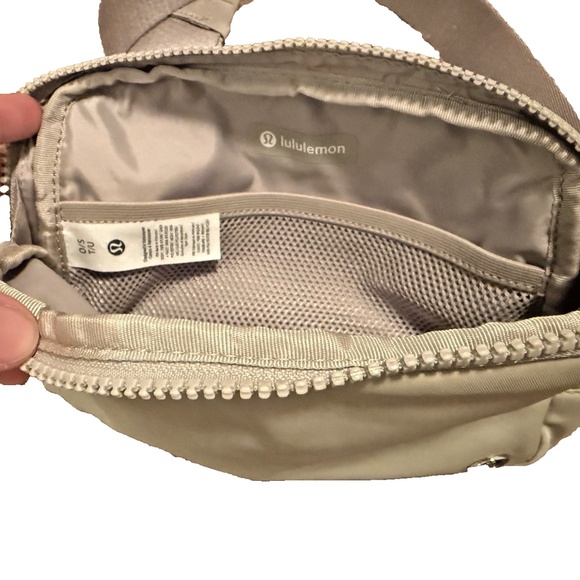 LULULEMON EVERYWHERE BELT BAG 1L — WARM ASH GREY — NWT - Picture 6 of 6